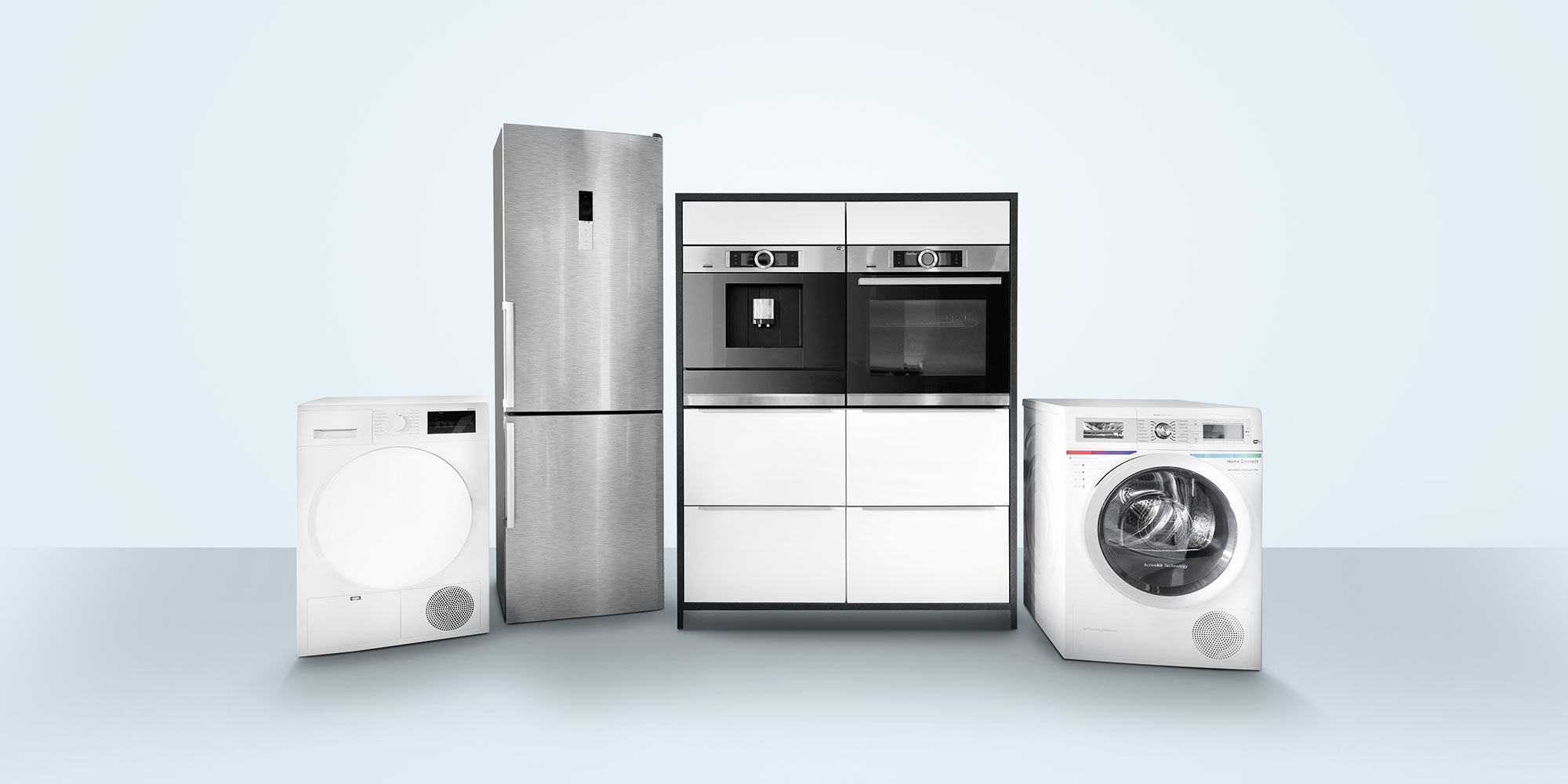 Wäschetrockner, Kühl-Gefrier-Kombigerät, Ausstellungsküchenblock mit Kaffeevollautomat und Backofen und Waschmaschine in leerem, neutralem Raum