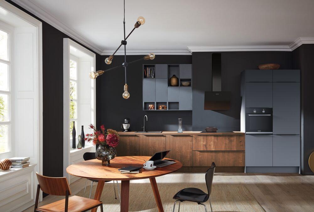 Wohnküche mit Küchenzeile mit Frontenmix Holzoptik und Taubengrau matt