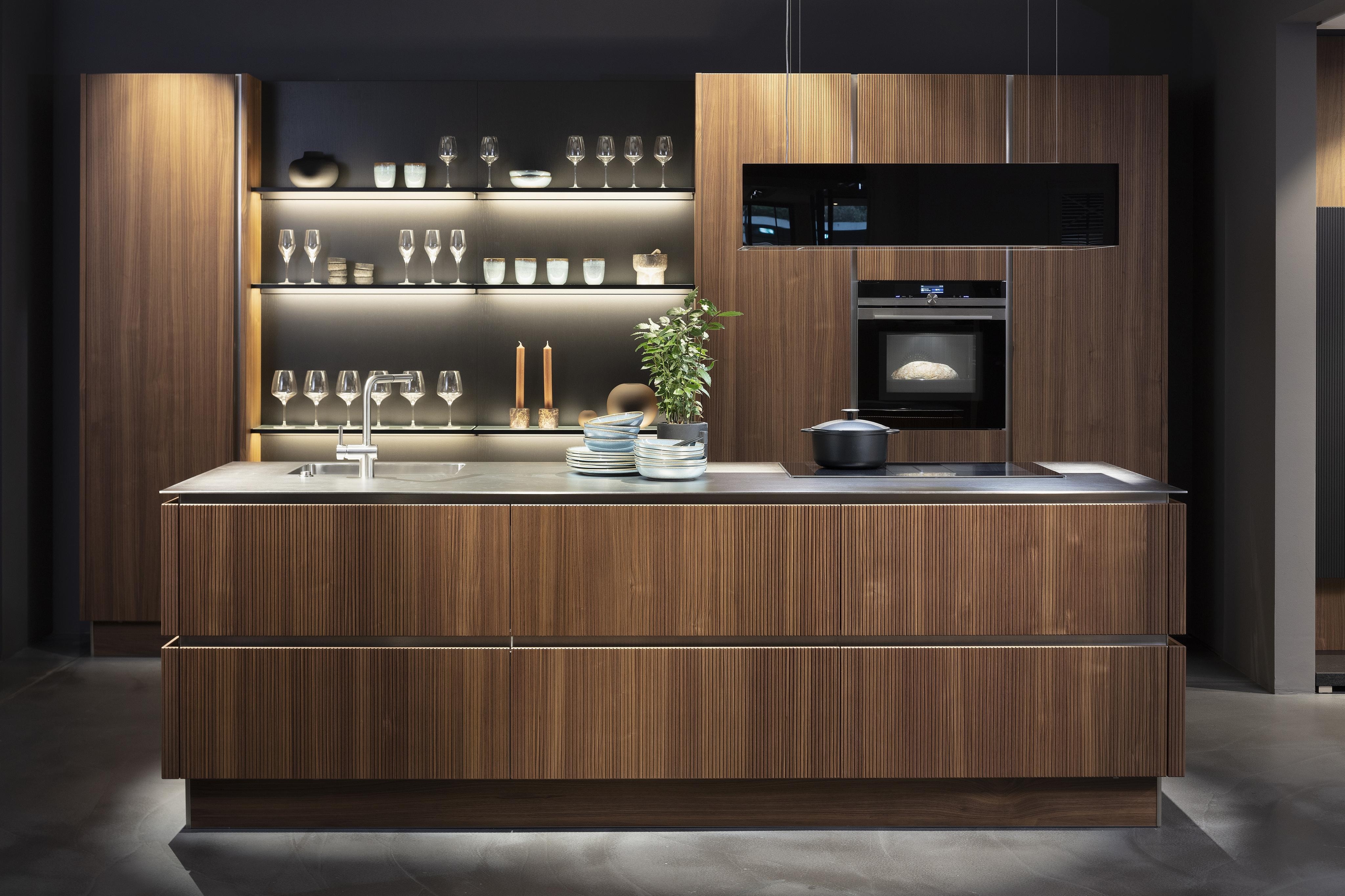 HÄCKER Küche Echtholz-furniert in Nussbaum und Eiche mit Edelstahl-Arbeitsplatte