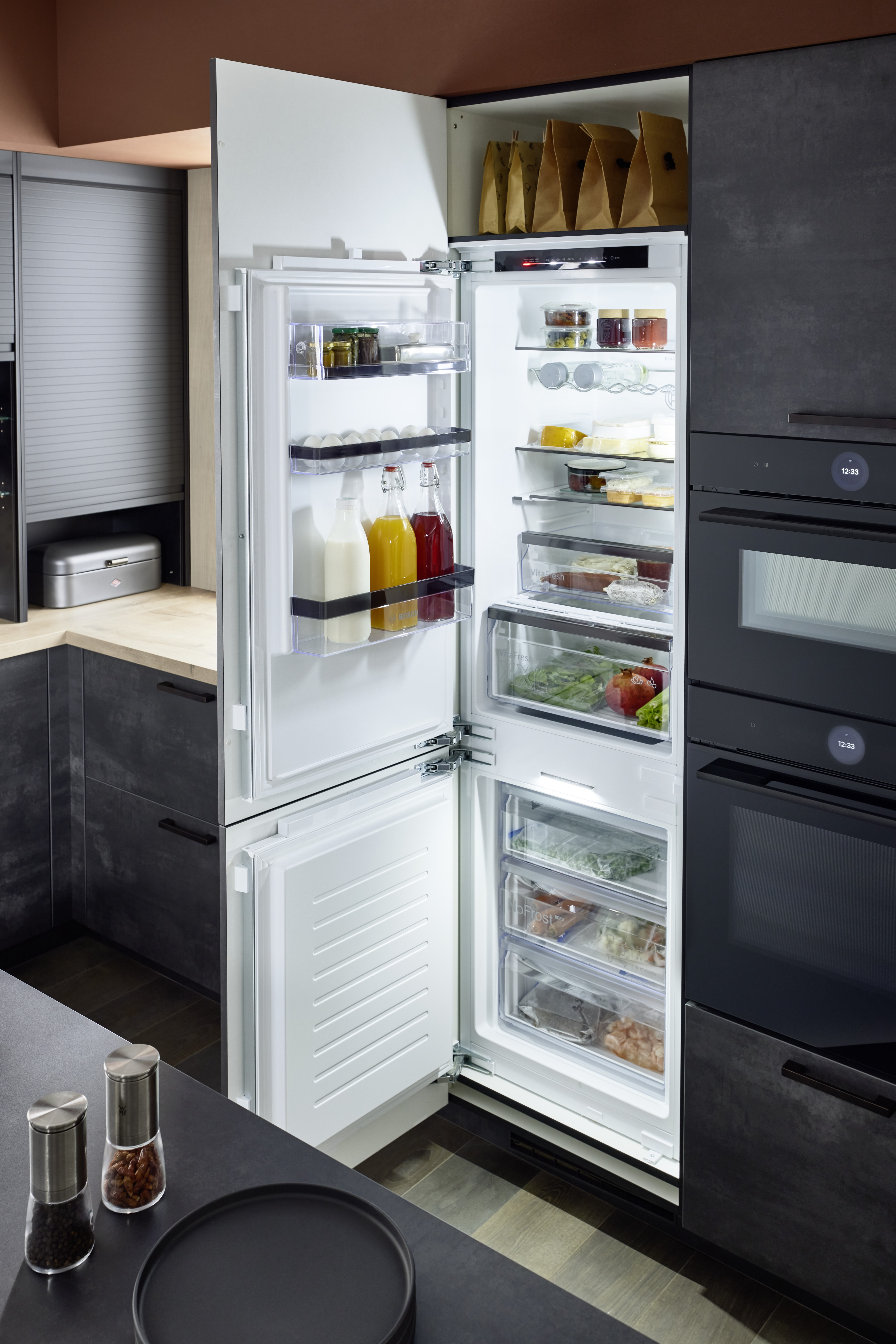 NOBILIA Japandi mit Bosch Geräten - Fokus auf Kühl-Gefrierkombi