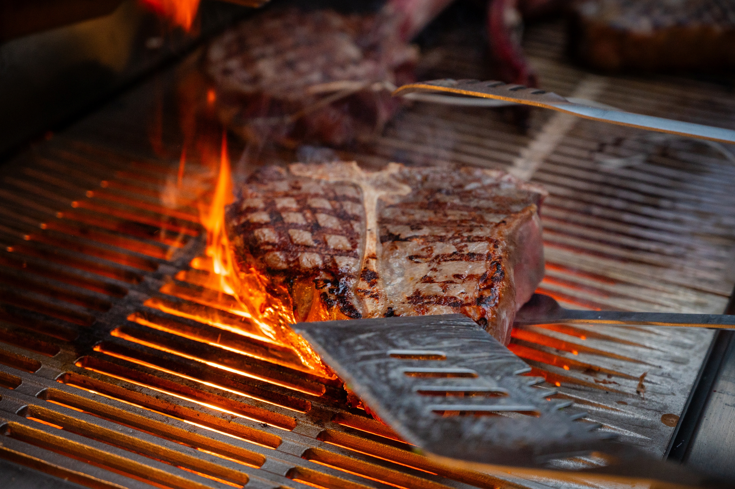 Detailansicht Grillgut auf dem Rost in Flammen