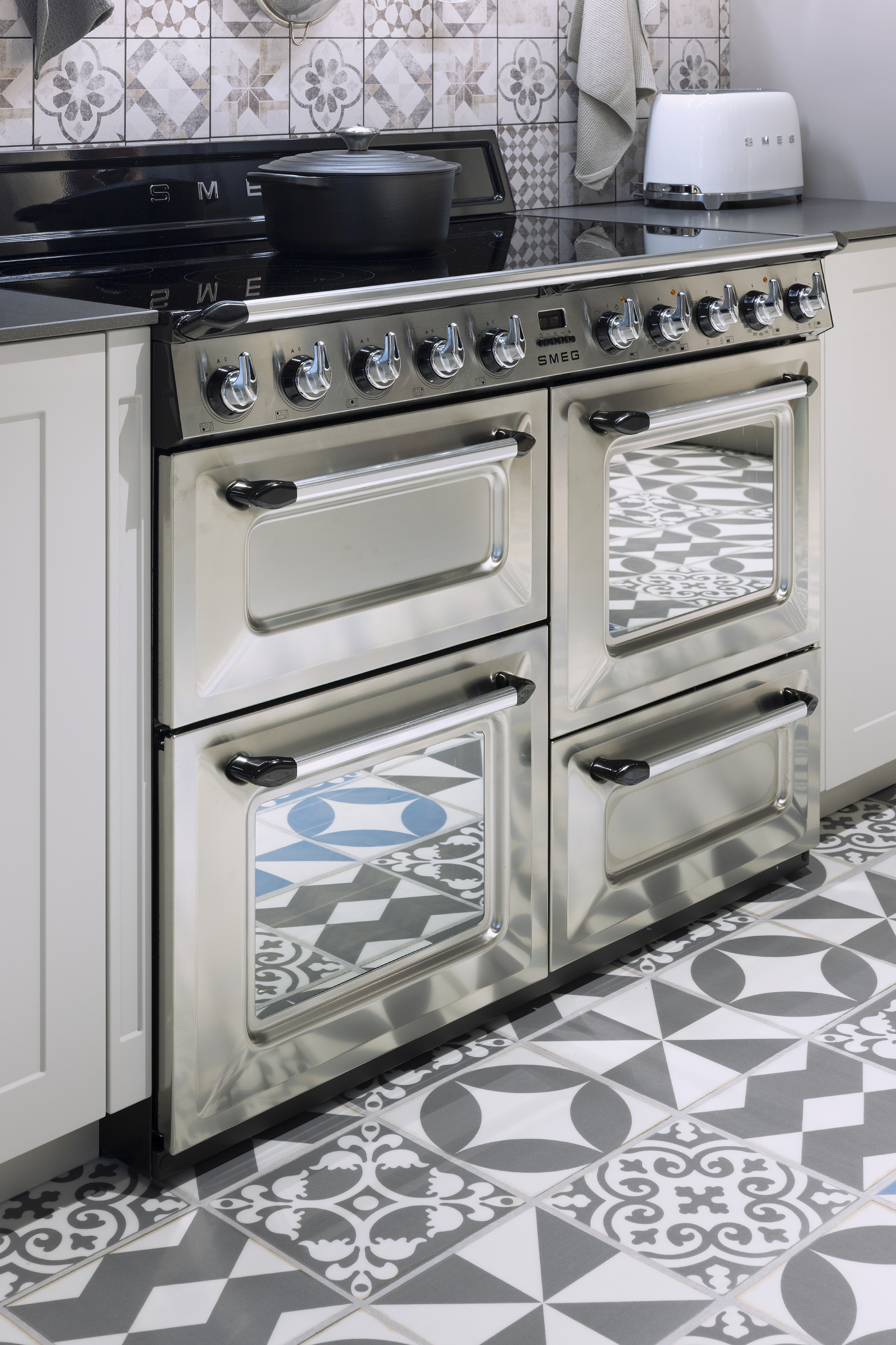smeg Range Cooker glänzender Edelstahl mit Induktionskochfeld in Nobilia Landhausküche