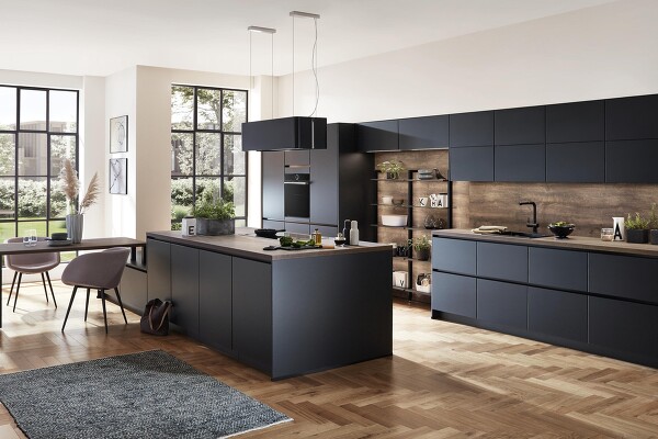 Das schwarze supermatte Lacklaminat der Küche im Dekor TOUCH 340 zieht alle Blicke auf sich und macht die Küche zum Mittelpunkt des Raumes.
