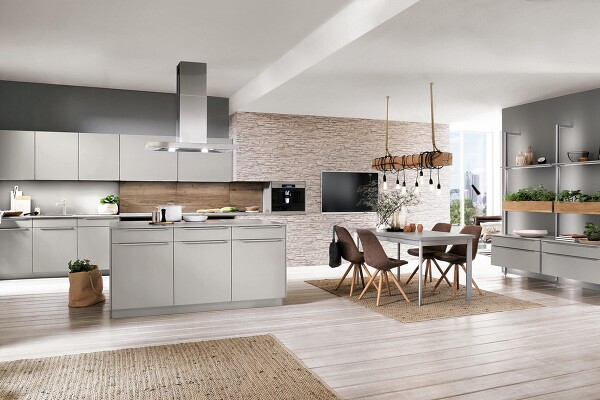 Diese offene Küche mit Kücheninsel, Essbereich und offenem Regalsystem ist modern und zeigt den urbanen Charakter dieser Wohnidee. Die steingraue Farbe des Dekors TOUCH 341 unterstreicht den angesagten Look.