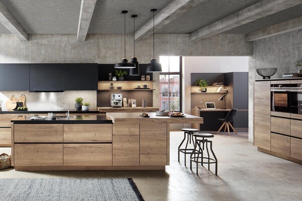 Natürlich zu Hause. Die Küche STRUCTURA 402 in Eiche Havanna Nachbildung wirkt modern und strahlt eine angenehme Gemütlichkeit aus. Die Schränke in ultramattem grafitschwarz (EASYTOUCH 961) und die dunkle Arbeitsplatte setzten einen schönen Kontrast.