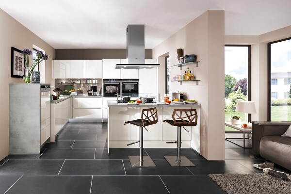 Moderne Küche LUX 814 in einem zeitlosen Hochglanz Weiß. Die L-Form bietet viel Stauraum und mit der Theke wird Arbeitsfläche und Sitzbereich geschaffen.
