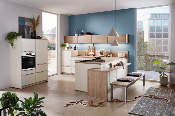 Wohnlichkeit für die ganze Familie. Diese gemütliche Küche im Dekor FASHION 175 in Magnolia ist modern und passt sich ideal in den offenen Wohnbereich ein.
