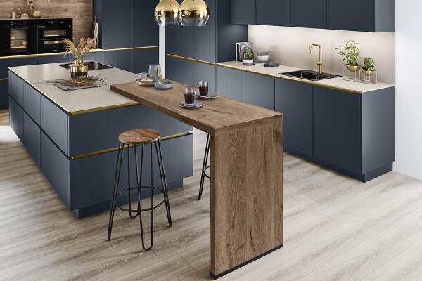 Diese Küche mit ihren ultramatten Oberflächen in Fjordblau (Easytouch 966) wirkt besonders elegant mit den goldfarbenen Designelementen.