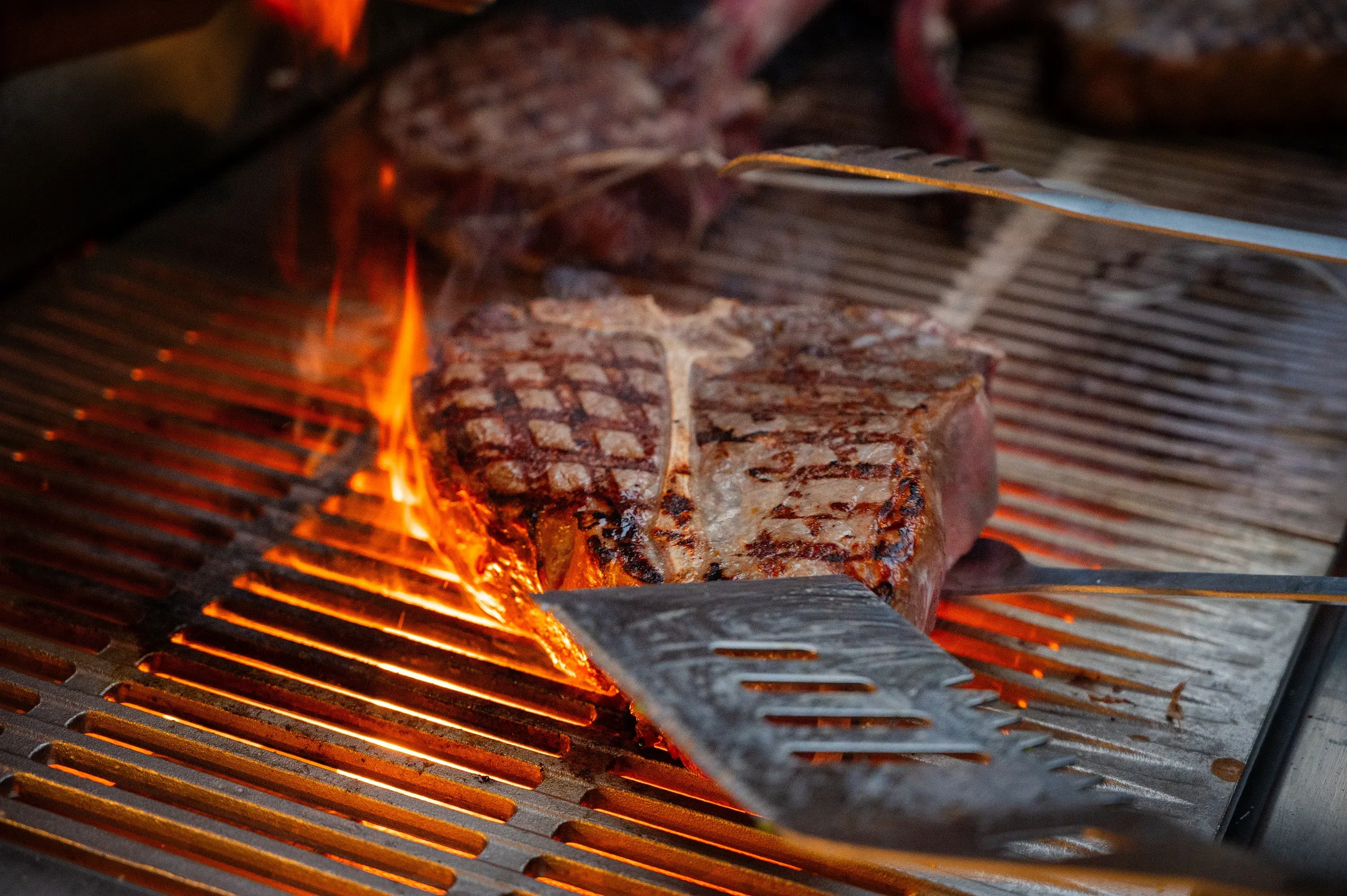 Detailansicht Grillgut auf dem Rost in Flammen