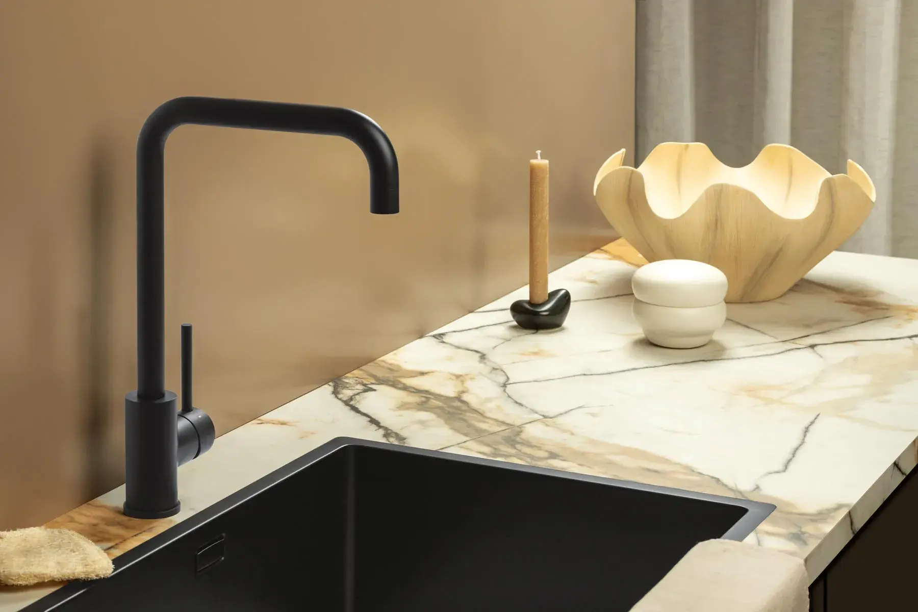 Dekker TopLaminate_Cupido_Marmor-Optik schwarze Armatur